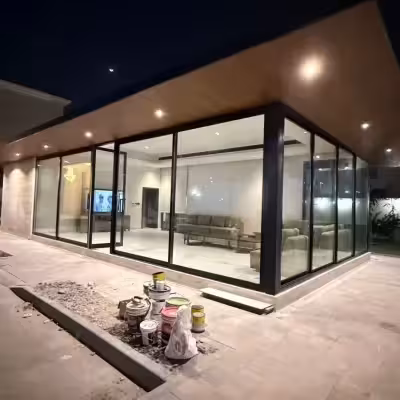 بناء مجالس خارجية وزجاجية بأشكال حديثة